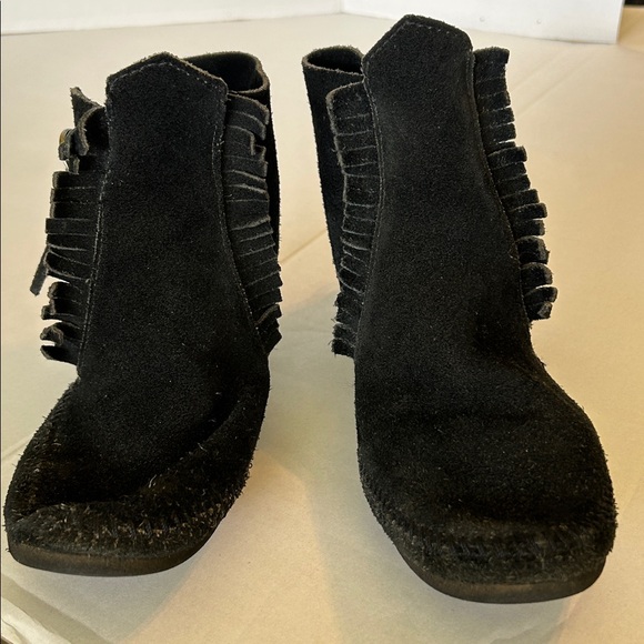 MINNETONKA WOMENS TWO CONCHO  HARD-SOLE BOOTS IN BLACK SUEDE SZ 8 - Picture 3 of 8